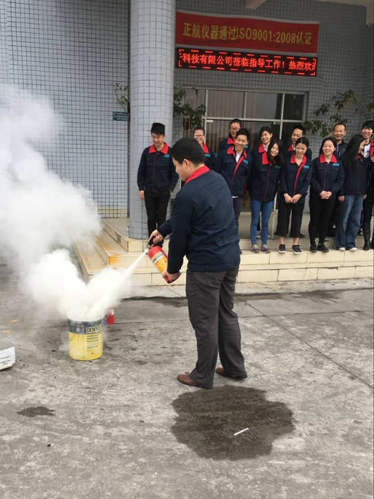 正航儀器相關專業(yè)人員為這次消防演練做現(xiàn)場示范